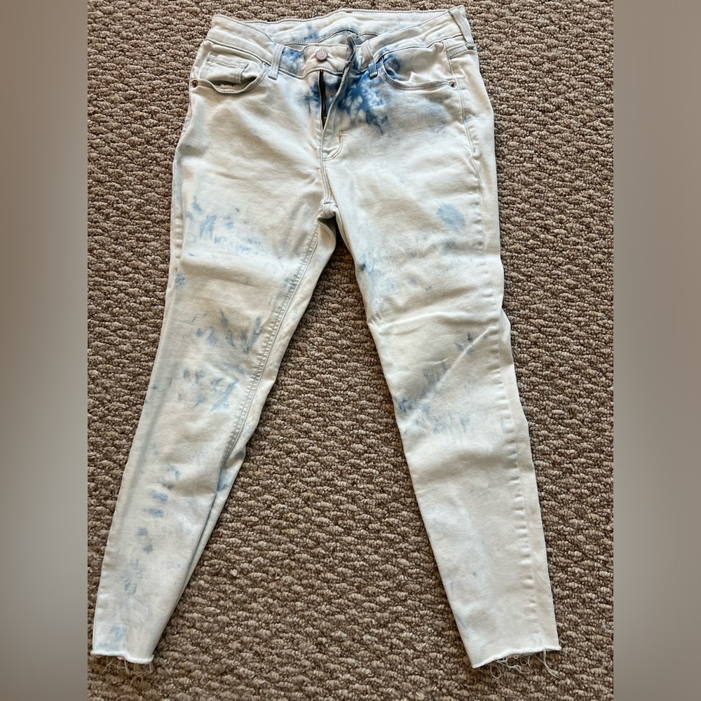 Used blue and white old navy super skinny jean. Size 8 petite.